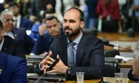 Brazilia: Mandat de arestare emis pe numele lui Eduardo Bolsonaro, fratele actualului candidat la președinție, Flávio Bolsonaro