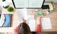 Peste 32.000 de locuri de muncă disponibile în România. Ce posturi caută angajatorii și unde pot lucra românii în străinătate