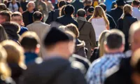 Locurile de muncă din UE sunt mai bune decât acum 10 ani, dar persistă diferențe mari între sectoare. Ce arată raportul Comisiei Europene