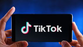 Decizie pentru utilizatorii TikTok din ROMÂNIA. Să facă asta este INTERZIS prin lege