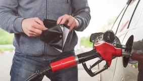 Șoferii cu mașini pe benzină vor plăti mai mult. Decizie în România, în a doua zi de Paște