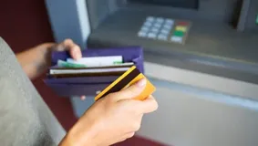 Anunț pentru cei care RETRAG CASH de la BANCOMAT! Se desființează aceste ATM-uri