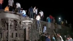 Accident feroviar grav în India. Peste 50 de persoane au murit. A fost nevoie de intervenția a zeci de ambulanțe