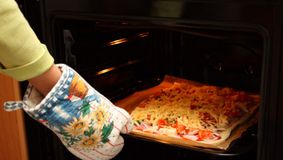 Pizza de casă, gata în maxim 30 de minute. Rețeta simplă, perfectă și pentru cei fără experiență în bucătărie