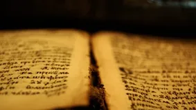 Capitole din Biblie, scoase la iveală cu ultraviolete. Au fost ascunse timp de 1750 de ani