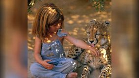 Povestea incredibilă a lui Tippi Degre. A crescut în junglă, printre animale sălbatice. Foto