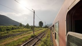 CFR ia în calcul varianta ca șoferii să poată călătorii cu mașina în tren. Cât va costa un asemenea drum