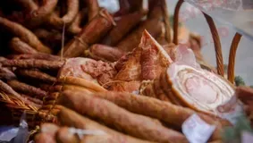 Carnea, lux pentru românii. Taxa care aruncă prețurile în aer