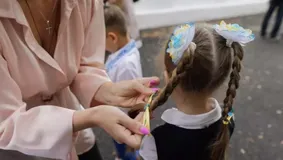 România educată cu bâta. Elev de opt ani, legat de scaun de învățătoare