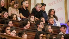 Tinerii nu se mai angajează după ce termină facultatea sau liceul. Criză mare de candidați la școlile de poliție