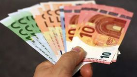 Ai voie să plătești cu euro în România? Chiriile și factura la telefon sunt în euro, dar de ce nu ai voie să le achiți în moneda europeană
