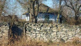 “Satul de piatră” de la capătul țării, un loc unic în România. Găzduiește o lume de legendă, fascinantă și misterioasă