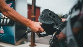 Soluția ingenioasă găsită de unii șoferi din România pentru a scăpa de prețul mare la benzină. Cum au redus costurile la jumătate