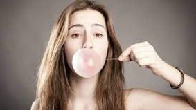 Ce se întâmplă în corpul tău, dacă înghiți o gumă de mestecat. Explicația neașteptată
