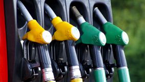 Guvernul ar putea tăia compensarea de 50 de bani pe litru de carburant. Decizia va fi luată în coaliţia de guvernare