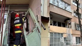 „S-a zguduit blocul”. Un bătrân de 86 de ani din Suceava a suferit mai multe arsuri pe corp, după ce o explozie a avut loc în apartamentul său