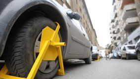 VIDEO. Ce a făcut un român, după ce Poliția i-a blocat roata. A reușit să plece cu mașina fără să plătească amenda