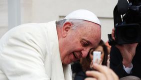 Ce diagnostic a primit Papa Francisc. Se adâncesc zvonurile despre retragereaa din funcție