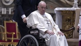 Papa Francisc transportat de urgență la spital. Care este starea reprezentantului bisericii catolice?
