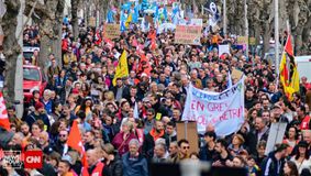 Alertă emisă pentru românii care călătoresc în Franța. Protestele și grevele au paralizat iar țara