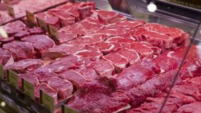 Cât va plăti un român de Paște pentru carnea de la Carrefour, Lidl sau Kaufland