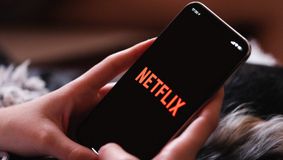 Netflix continuă surprizele pentru abonați. Ce apare în aprilie 2023 pe platformă