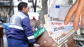 Ce salariu are un român care lucrează ca gunoier în Germania: În România, nu ar câștiga acești bani nici ca profesor universitar!