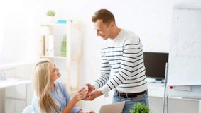 5 trăsături feminine care îi înnebunesc pe bărbați. Cum îi poți face să se îndrăgostească lulea de tine