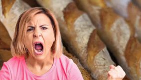 Ce a găsit o bucureşteancă într-o pâine cumpărată de la supermarket. A pus totul pe internet, nu s-a putut abţine