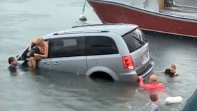 Situație incredibilă! A urmat indicațiile GPS până a plonjat cu mașina în mare! – VIDEO