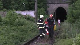 Tată și fiu, loviți de tren, în tunel, în Mehedinți: „L-a agățat cu o ușă”. Cei doi veneau de la pescuit