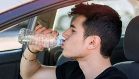 Șoferii care beau apă în timp ce conduc sunt amendați, conform Codului Rutier. De ce au impus această masură