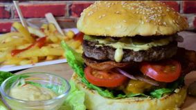 Burgeri cu insecte, produsul cu care un lanţ de magazine din România vrea să dea lovitura. Cât vor costa