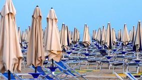 Ce anunț au găsit pe plajă turiștii unui hotel de 4 stele de pe litoralul românesc. Au crezut că e o glumă: ”Un șezlong nefolosit timp de 30 de minute…”