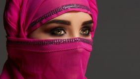 Ce sunt obligate să facă tinerele din Arabia Saudită de către bărbați. Femeile nu se pot opune