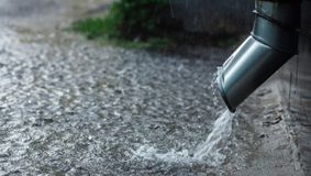 Apa de ploaie, pericol major pentru sănătate! Este total interzis să faci asta