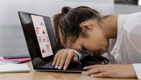 Acești angajați vor munci în plus în august! Lovitură dură pentru salariați