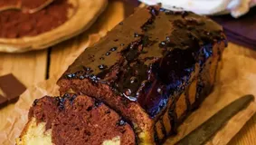 Rețeta zilei | Desert delicios, gata într-o oră: Chec cu glazură de ciocolată