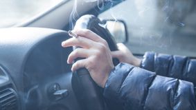 Veste proastă pentru fumători: Fără ţigări în maşină şi în parcuri!