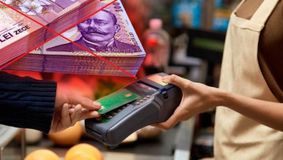 Plățile cash vor fi interzise în aceste magazine din România! Care este pragul stabilit de Guvern