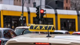 VIDEO. Primul taxi de lux din România, dedicat oamenilor cu portofelul gros. Care este tariful per kilometru