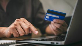Atenție români! Escrocii se dau drept Poliția Română, apoi te lasă fără bani pe card. Cum acționează