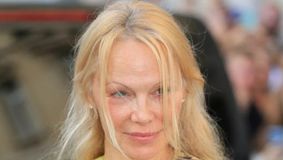 Pamela Anderson, apariție horror: „Întotdeauna am murdărie sub unghii”! Zici că-i „Muma Pădurii”