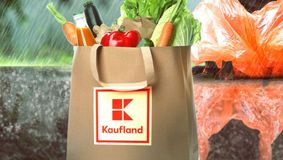 Surpriză pentru clienții Kaufland! Produsele cumpărate de foarte mulți români sunt la preț redus, la început de decembrie
