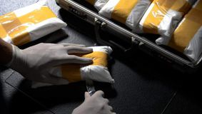 O geantă cu droguri a fost găsită de un grup de copii, în Suceava. Au fost ascunse de o mai mulți tineri dintr-o rețea de trafic de substanțe interzise. Incredibil ce a urmat
