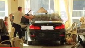 Imagini incredibile cu o mașină care intră în viteză într-un restaurant din Cluj! „I s-a făcut foame șoferului”