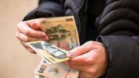 Vestea momentului pentru românii cu rate în LEI la bancă