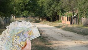 Singura localitate din România în care poți câștiga bani doar pentru că treci pe stradă. Sumele încasate nu sunt deloc mici