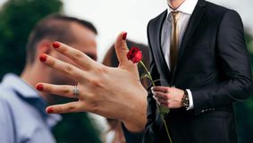 Știrile Antena Stars. Un celebru burlac din România se căsătorește. Va face nuntă cu o colegă de scenă: „Foarte multe surprize” / VIDEO