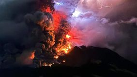 Alertă de tsunami în Indonezia după intensificarea erupției vulcanului Ruang